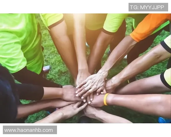 背着人爬足球场的奇妙冒险与团队精神的深刻启示